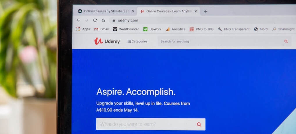 A photo of the homepage on Udemy website.